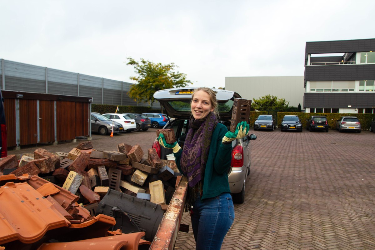 Vera met de eerste opgehaalde stenen van TCKI